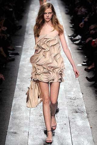 BST kiểu cách của Valentino - 31