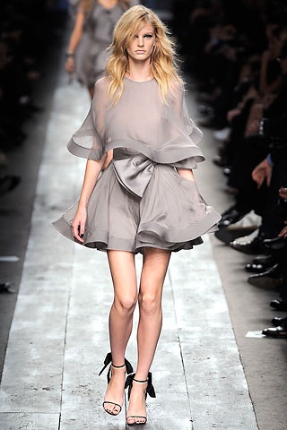 BST kiểu cách của Valentino - 8