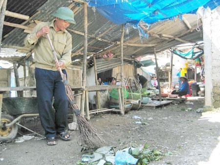 Kỳ tích của người quét chợ nuôi 4 con vào ĐH - 1