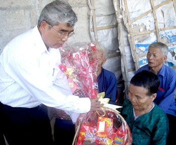 Trao hơn 16 tỷ đồng cho người nghèo dịp Tết  - 1