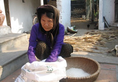 Gạo cứu đói được “chia đều” cho người ngoài danh sách - 2 Gạo cứu đói được “chia đều” cho người ngoài danh sách - 2