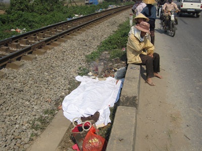 Hai phụ nữ đi cấy thuê bị tàu hỏa đâm chết - 1 Hai phụ nữ đi cấy thuê bị tàu hỏa đâm chết - 1