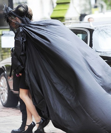 Kate Moss, Naomi Campbell dự lễ tang NTK Alexander McQueen - 8 Kate Moss, Naomi Campbell dự lễ tang NTK Alexander McQueen - 8