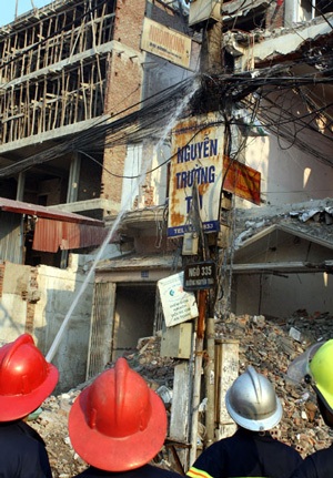 Hà Nội: Cột điện trên đường Nguyễn Trãi phát hoả - 1 Hà Nội: Cột điện trên đường Nguyễn Trãi phát hoả - 1