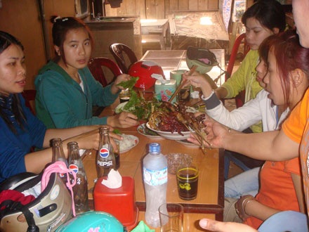 Thăm chợ Việt trên đất Lào - 7 Thăm chợ Việt trên đất Lào - 7