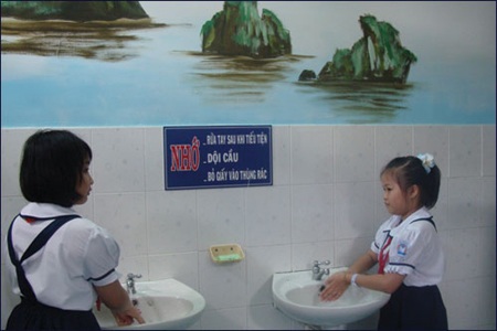 Nhạc, họa vào ...nhà vệ sinh trường học - 1 Nhạc, họa vào ...nhà vệ sinh trường học - 1