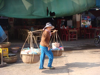Gánh hàng rong nặng trĩu quê hương - 1 Gánh hàng rong nặng trĩu quê hương - 1