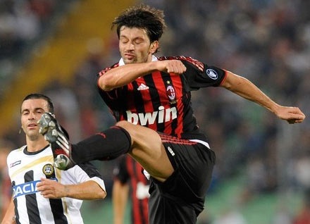 Kaladze suýt bị AC Milan trừng phạt vì lộng ngôn - 1 Kaladze suýt bị AC Milan trừng phạt vì lộng ngôn - 1