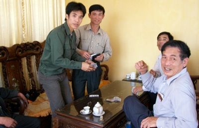 Cán bộ xã tụ tập chơi bài ngay tại trụ sở uỷ ban  - 3