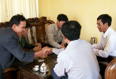 Cán bộ xã tụ tập chơi bài ngay tại trụ sở uỷ ban  - 2