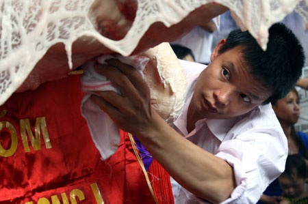 Tưng bừng lễ tế “Ông lợn” làng La Phù - 6 Tưng bừng lễ tế “Ông lợn” làng La Phù - 6