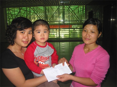 Đông đảo bạn đọc giúp đỡ bé 3 tuổi bị bỏng vôi toàn thân - 2 Đông đảo bạn đọc giúp đỡ bé 3 tuổi bị bỏng vôi toàn thân - 2