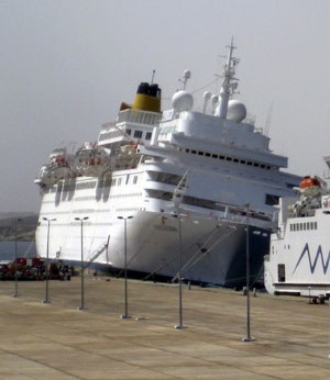 Tàu chở 1.500 khách đâm sầm vào bến cảng, 3 người chết - 2