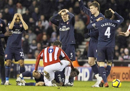 Arsenal ngược dòng hạ Stoke, Ramsey gãy chân - 1 Arsenal ngược dòng hạ Stoke, Ramsey gãy chân - 1