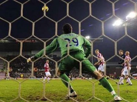 Arsenal ngược dòng hạ Stoke, Ramsey gãy chân - 3 Arsenal ngược dòng hạ Stoke, Ramsey gãy chân - 3