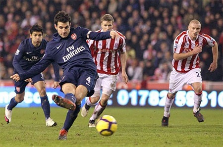 Arsenal ngược dòng hạ Stoke, Ramsey gãy chân - 4 Arsenal ngược dòng hạ Stoke, Ramsey gãy chân - 4