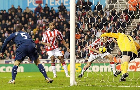 Arsenal ngược dòng hạ Stoke, Ramsey gãy chân - 2 Arsenal ngược dòng hạ Stoke, Ramsey gãy chân - 2