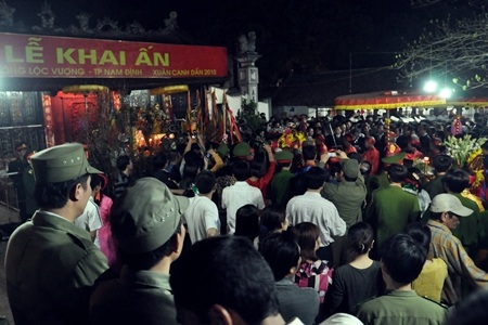 Lễ Khai Ấn đền Trần thu hút hàng vạn du khách - 9