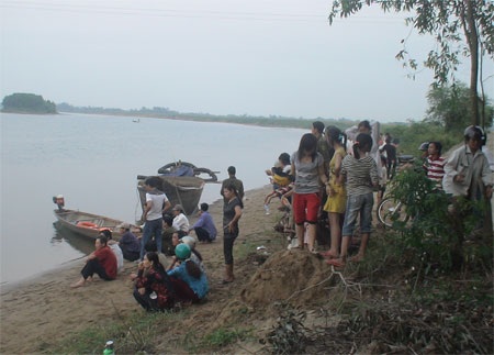 Trốn nhà đi tắm sông, một học sinh chết đuối - 1 Trốn nhà đi tắm sông, một học sinh chết đuối - 1