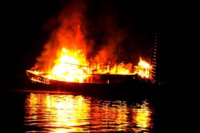 Tàu du lịch cháy ngùn ngụt trên Vịnh Hạ Long - 1 Tàu du lịch cháy ngùn ngụt trên Vịnh Hạ Long - 1