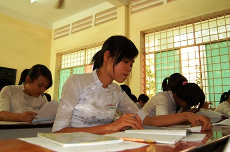 Nặng gánh mưu sinh vẫn học giỏi - 1