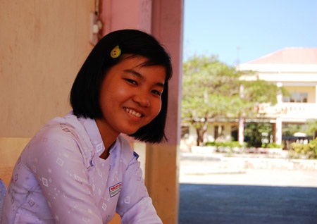 Nặng gánh mưu sinh vẫn học giỏi - 2