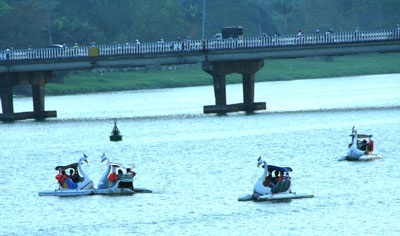 Tết Nguyên Tiêu ra sông Hương đạp vịt - 2 Tết Nguyên Tiêu ra sông Hương đạp vịt - 2