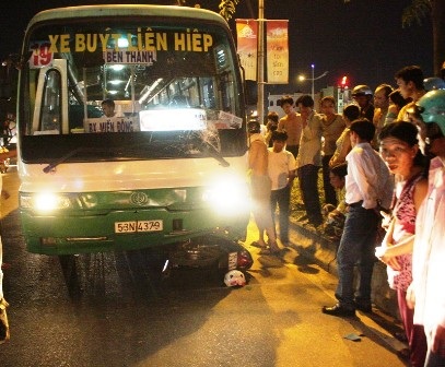 Một thanh niên lao đầu vào xe buýt - 1