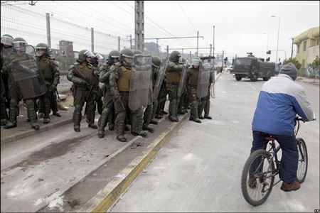 Chile kêu gọi cứu trợ, triển khai quân đối phó với nạn cướp của - 2 Chile kêu gọi cứu trợ, triển khai quân đối phó với nạn cướp của - 2