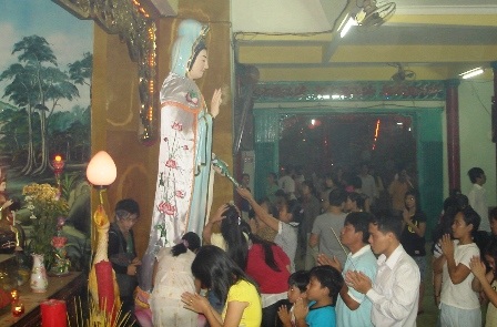 Đầu năm, bạn trẻ Sài Gòn chen chúc xem vận, cầu duyên - 3