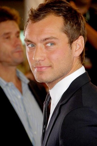 Jude Law lần đầu gặp “con rơi” - 3 Jude Law lần đầu gặp “con rơi” - 3