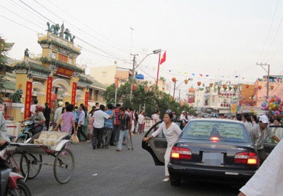 Dập dìu xe công đi lễ chùa - 2 Dập dìu xe công đi lễ chùa - 2