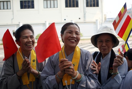 Phật tử “vây kín” sân bay đón xá lợi Phật từ Ấn Độ - 12