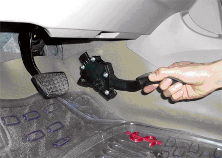 Salon nhận kiểm tra chân ga xe Toyota nhập khẩu - 3 Salon nhận kiểm tra chân ga xe Toyota nhập khẩu - 3