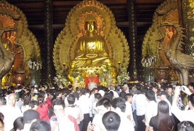 Chen chân dâng lễ trước xá lợi Phật tại chùa Bái Đính - 1