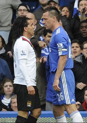 Tevez dạy đời John Terry - 1