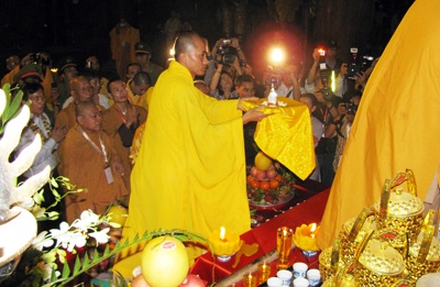 Chen chân dâng lễ trước xá lợi Phật tại chùa Bái Đính - 4 Chen chân dâng lễ trước xá lợi Phật tại chùa Bái Đính - 4