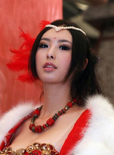 Siêu mẫu ô tô Trung Quốc vẫn vững vàng sau clip “nóng” - 3 Siêu mẫu ô tô Trung Quốc vẫn vững vàng sau clip “nóng” - 3