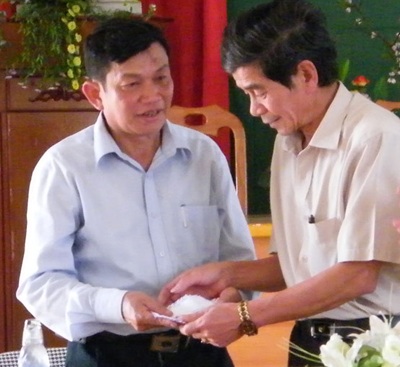 Quà khuyến học đến với xã biên giới Tri Lễ - 1