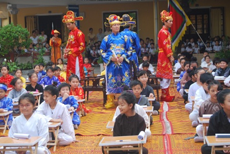 Lần đầu tiên học sinh tiểu học thành “sĩ tử” - 2 Lần đầu tiên học sinh tiểu học thành “sĩ tử” - 2