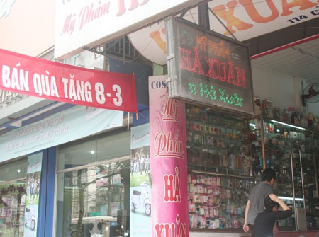 Thị trường quà tặng 8/3: “Căng” nhất là giá hoa tươi - 1