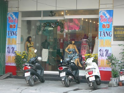 Thị trường quà tặng 8/3: “Căng” nhất là giá hoa tươi - 3