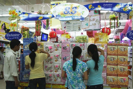 Thị trường quà tặng 8/3: “Căng” nhất là giá hoa tươi - 5