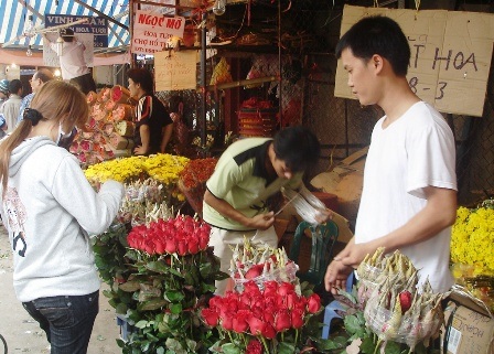 Thị trường quà tặng 8/3: “Căng” nhất là giá hoa tươi - 2