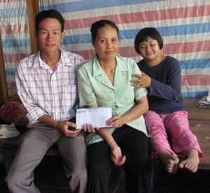 Tiếp tục trao quà cho các hoàn cảnh khó khăn ở huyện Phong Điền - 1 Tiếp tục trao quà cho các hoàn cảnh khó khăn ở huyện Phong Điền - 1