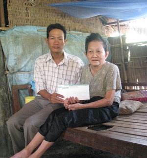 Tiếp tục trao quà cho các hoàn cảnh khó khăn ở huyện Phong Điền - 3 Tiếp tục trao quà cho các hoàn cảnh khó khăn ở huyện Phong Điền - 3