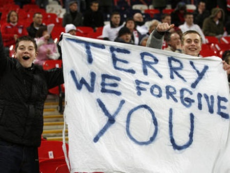 John Terry vui mừng trước phản ứng của CĐV nhà - 1 John Terry vui mừng trước phản ứng của CĐV nhà - 1