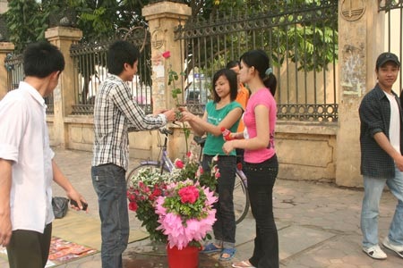 Hối hả “làm ăn” dịp 8/3 - 1 Hối hả “làm ăn” dịp 8/3 - 1