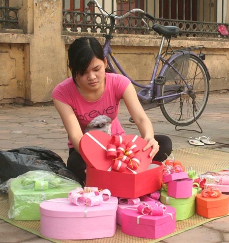 Hối hả “làm ăn” dịp 8/3 - 2 Hối hả “làm ăn” dịp 8/3 - 2