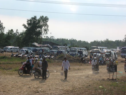 Hàng trăm ngàn người đổ về chánh điện chùa Dơi - 2 Hàng trăm ngàn người đổ về chánh điện chùa Dơi - 2